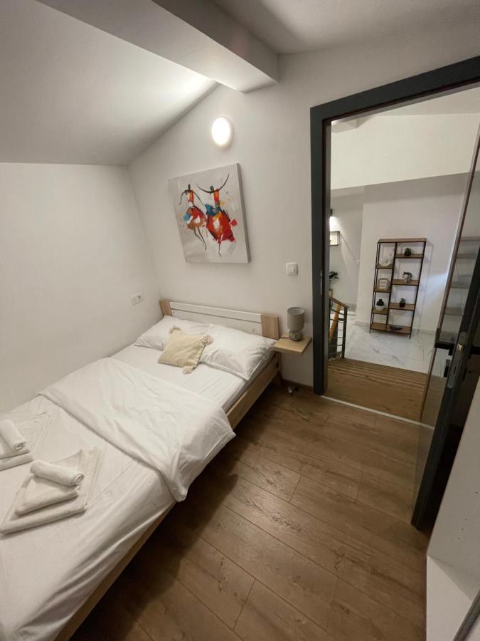 Villa “marko” With Heated Pool! Nin